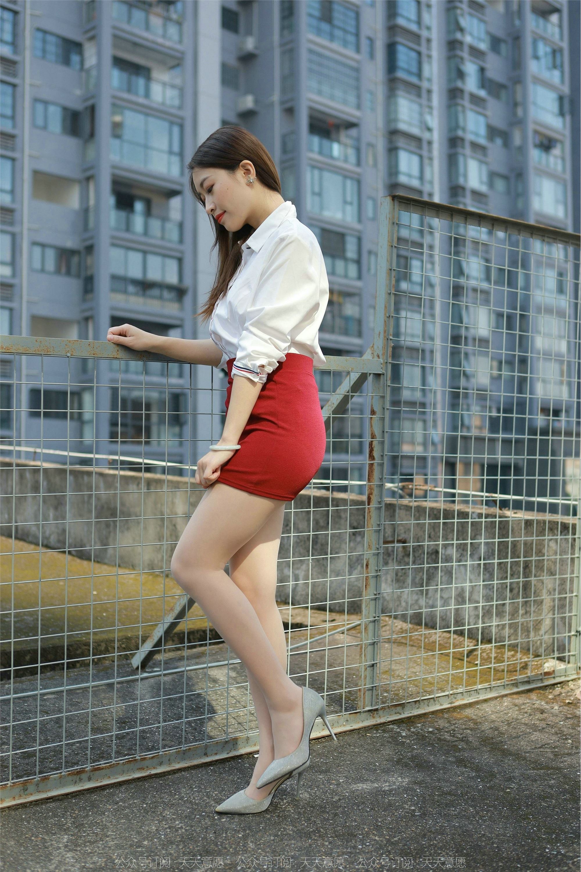 IESS异思趣向  2022.02.17 丝享家1006：小婕《性感红色包臀裙》